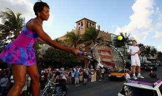Illustration for article titled Venus Williams, Andy Murray Play Car Roof Tennis In Traffic